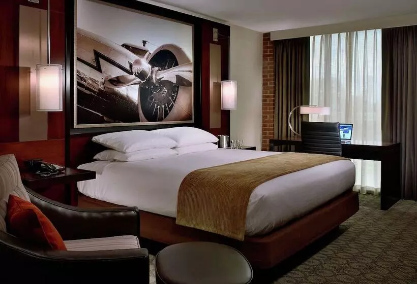 身障者適用キングサイズベッドルーム, Doubletree By Hilton Hotel & Suites Charleston Airport