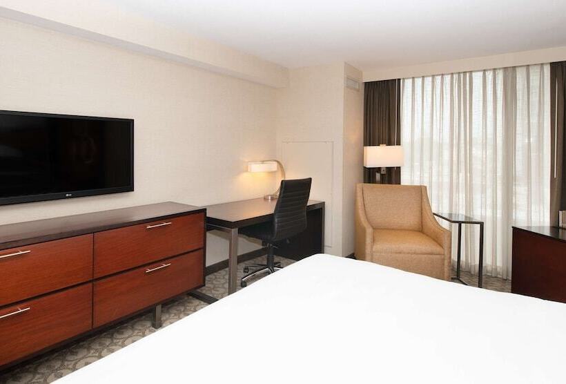 适合残疾人士使用的带超级大床的标准间, Doubletree By Hilton Hotel & Suites Charleston Airport