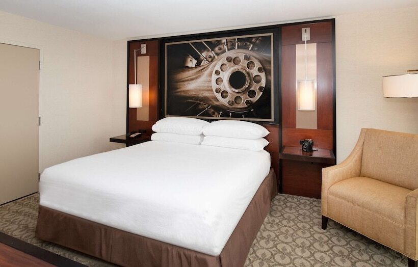 适合残疾人士使用的带超级大床的标准间, Doubletree By Hilton Hotel & Suites Charleston Airport