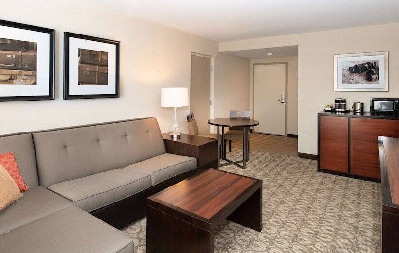Люкс Повышенной Комфортности, Doubletree By Hilton Hotel & Suites Charleston Airport