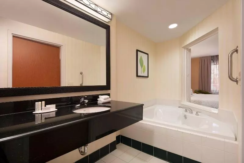 キングサイズベッドのスイートルーム, Fairfield Inn & Suites Redding
