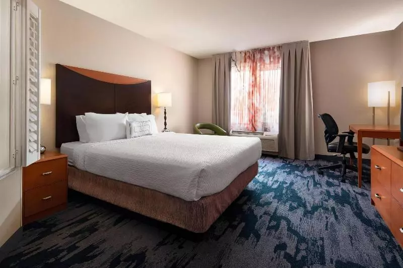 キングサイズベッドのスイートルーム, Fairfield Inn & Suites Redding