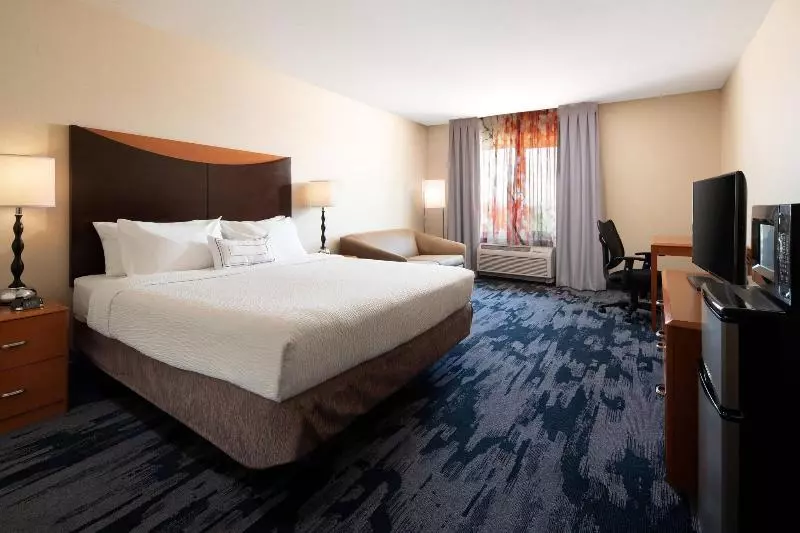 キングサイズベッドのスタンダードルーム, Fairfield Inn & Suites Redding