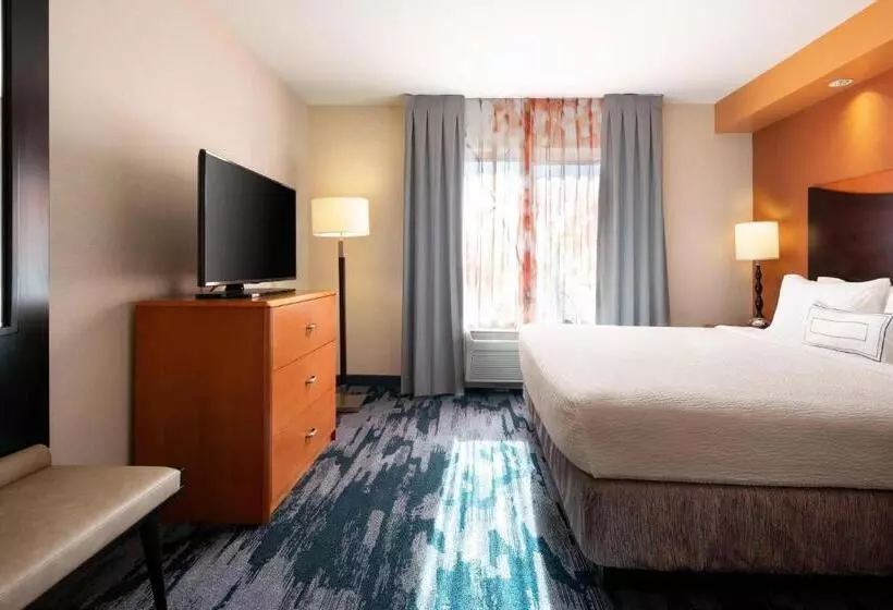キングサイズベッドのスイートルーム, Fairfield Inn & Suites Redding