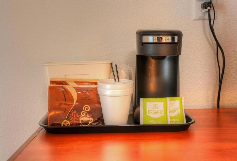 غرفة قياسية سرير كينج, Knights Inn Newport