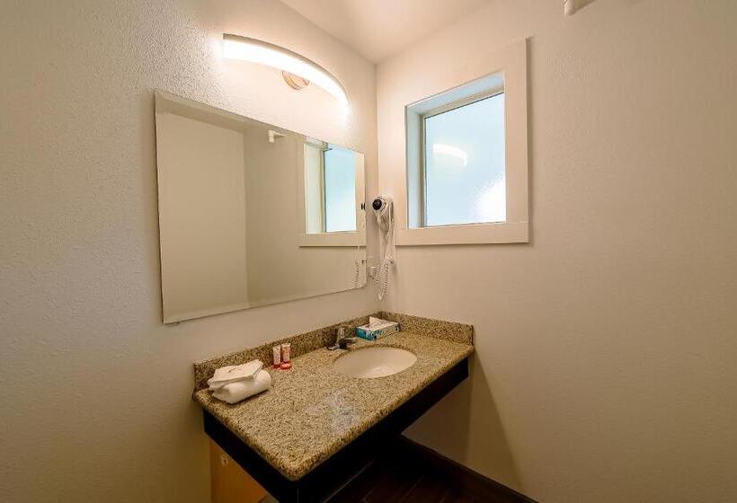 غرفه قياسيه سريرين مزدوجين, Knights Inn Newport