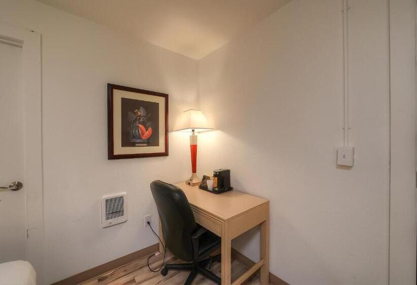 غرفه قياسيه سريرين مزدوجين, Knights Inn Newport