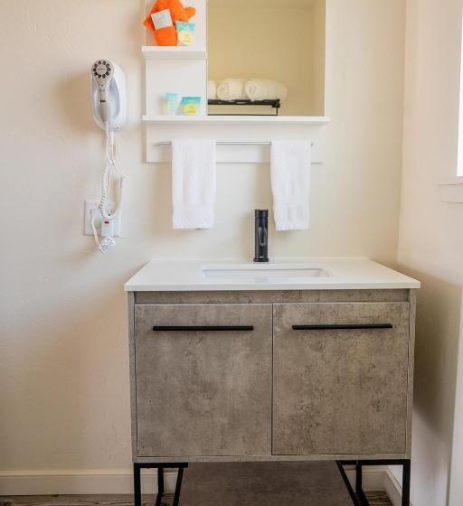 اتاق استاندارد با تخت بزرگ, The Atomic Blue Motor Inn