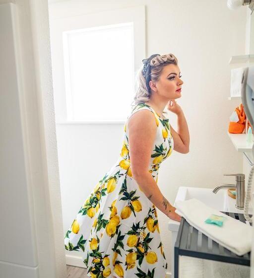 اتاق استاندارد با تخت بزرگ, The Atomic Blue Motor Inn