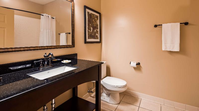 غرفة قياسية سرير ملكى, Best Western Plus Dutch Haus Inn And Suites