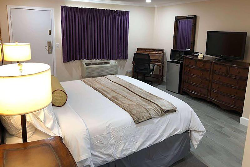 מיטת קינג בסוויטה, Howard Johnson By Wyndham Ridgecrest, Ca