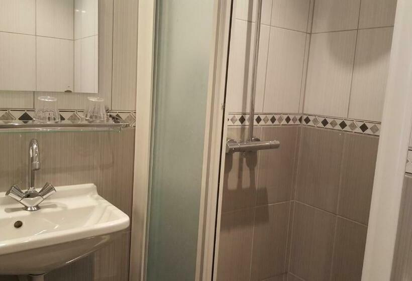 חדר סטנדרט לשלושה, Old Quarter