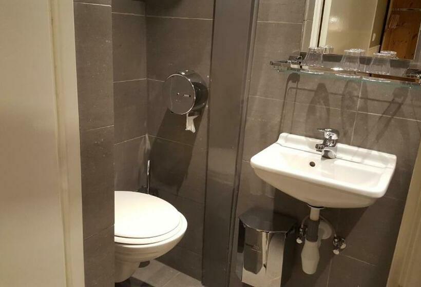 חדר סטנדרט לשלושה, Old Quarter