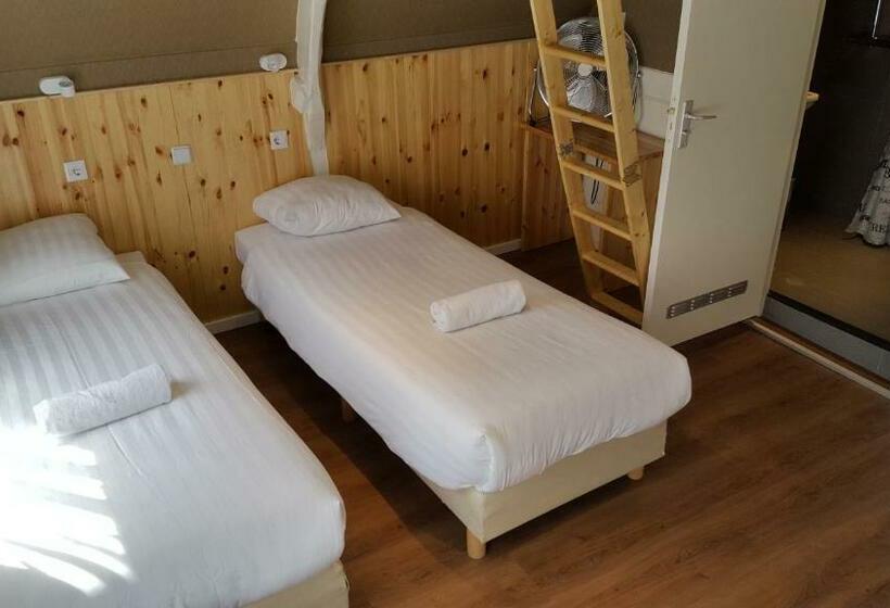 חדר סטנדרט לשלושה, Old Quarter