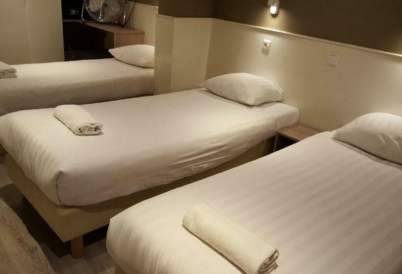 חדר סטנדרט לשלושה, Old Quarter