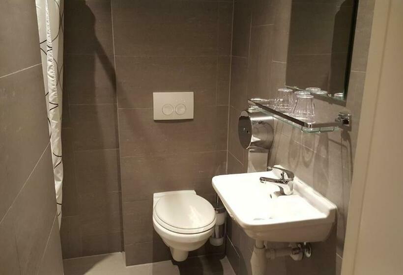 חדר סטנדרט לשלושה, Old Quarter