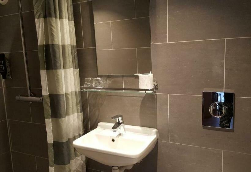 חדר סטנדרט לארבעה, Old Quarter