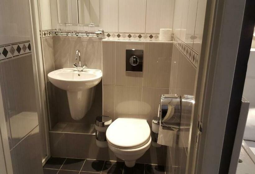 חדר סטנדרט לארבעה, Old Quarter