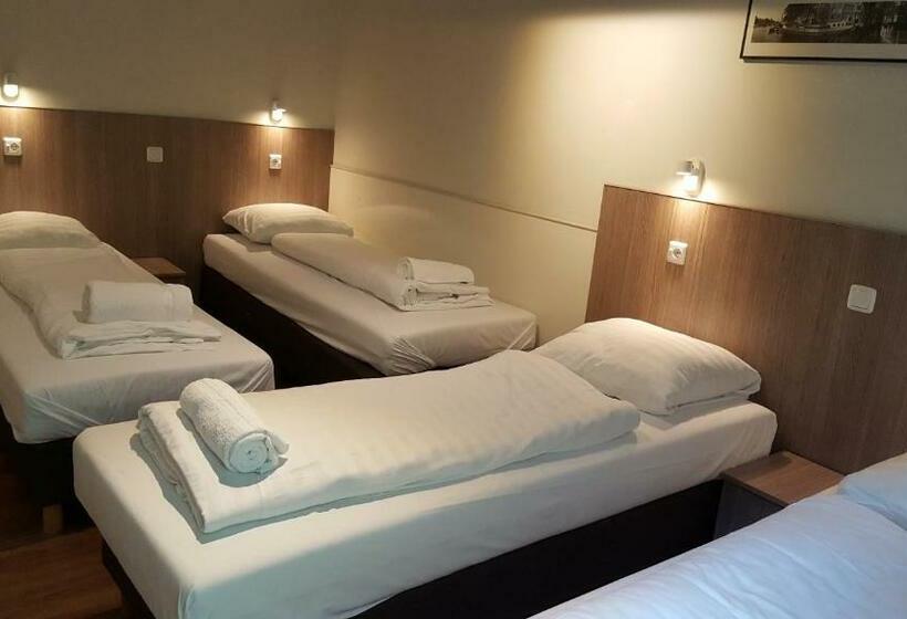 חדר סטנדרט לארבעה, Old Quarter