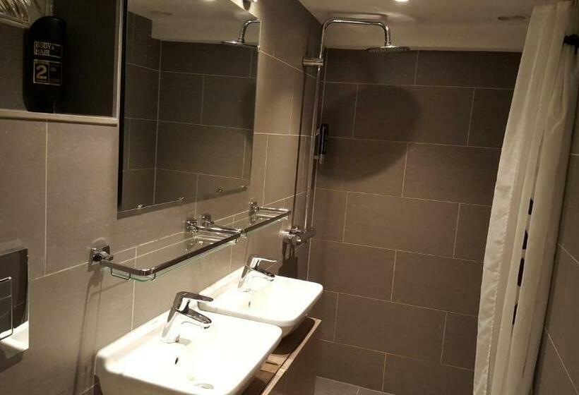 חדר משפחתי, Old Quarter