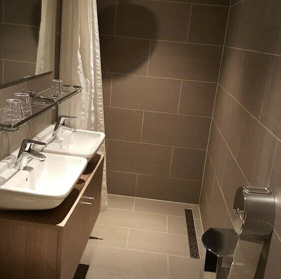 חדר משפחתי, Old Quarter