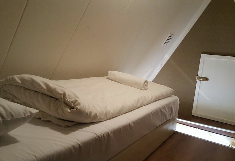 חדר סטנדרט לארבעה, Old Quarter