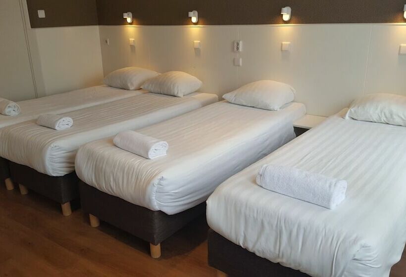 חדר סטנדרט לארבעה, Old Quarter