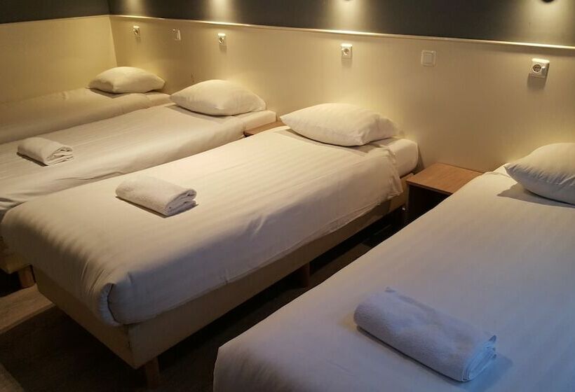 חדר סטנדרט לארבעה, Old Quarter