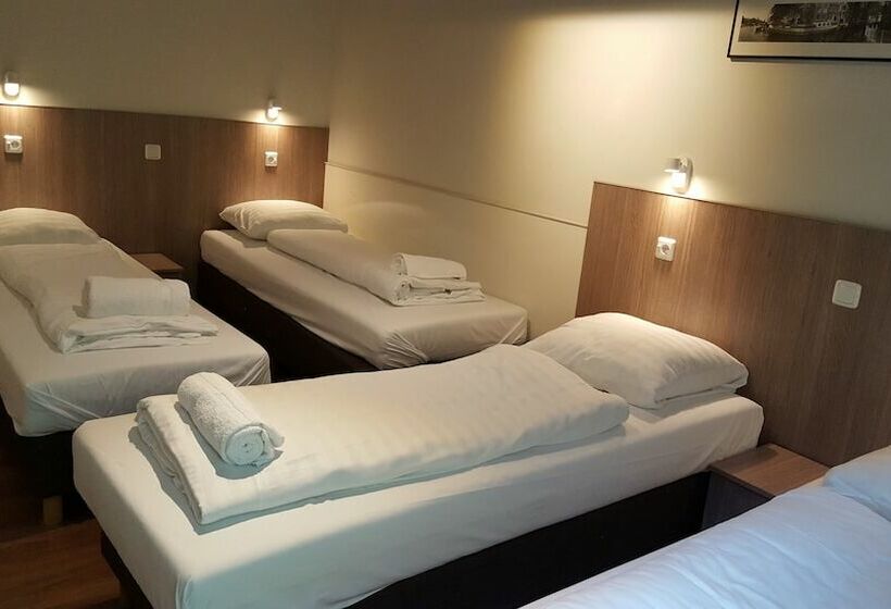 חדר סטנדרט לארבעה, Old Quarter