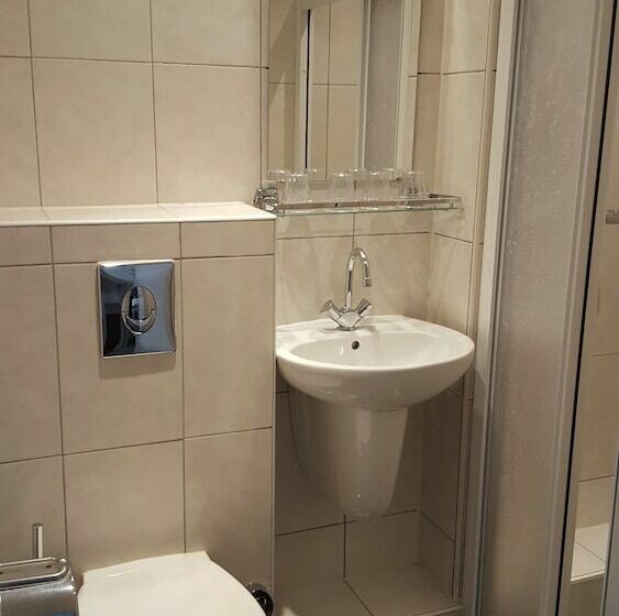 חדר סטנדרט לארבעה, Old Quarter