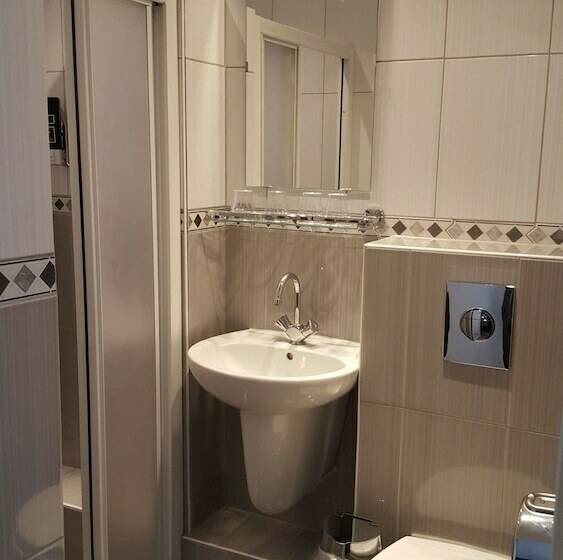 חדר סטנדרט לארבעה, Old Quarter