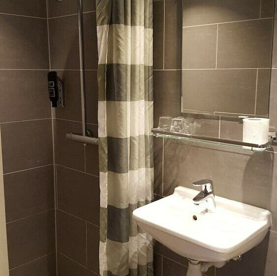 חדר סטנדרט לארבעה, Old Quarter