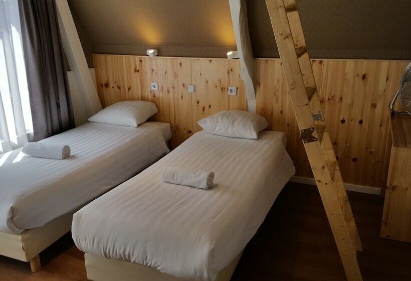 חדר סטנדרט לשלושה, Old Quarter