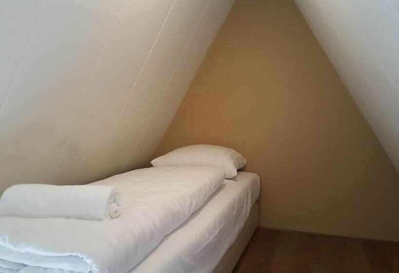 חדר סטנדרט לשלושה, Old Quarter