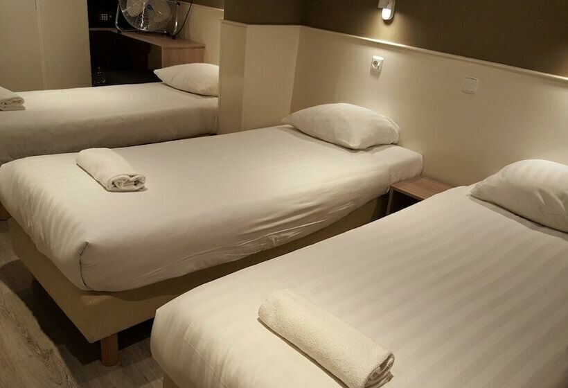 חדר סטנדרט לשלושה, Old Quarter