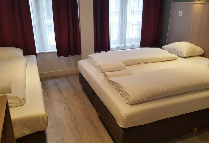 חדר סטנדרט לשלושה, Old Quarter