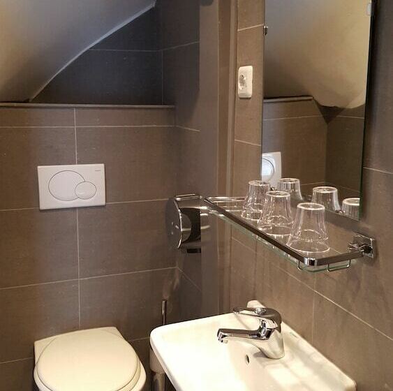 חדר סטנדרט לשלושה, Old Quarter