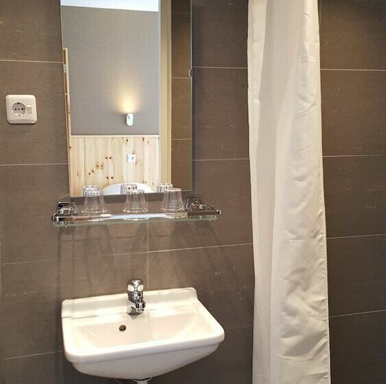 חדר סטנדרט לשלושה, Old Quarter