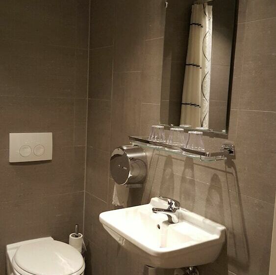 חדר סטנדרט לשלושה, Old Quarter