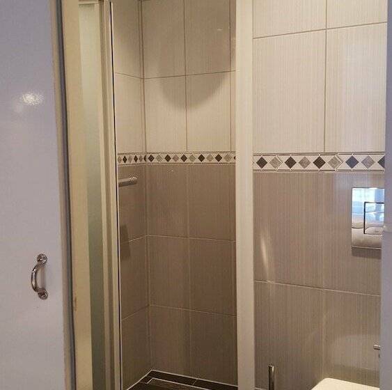 חדר סטנדרט לשלושה, Old Quarter