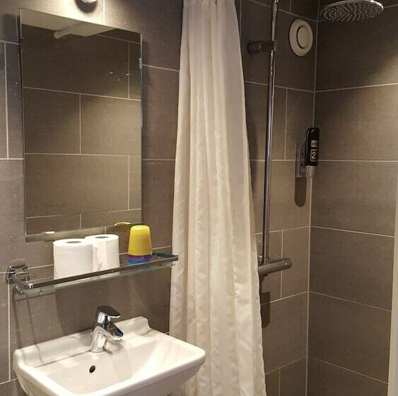 חדר סטנדרט לשלושה, Old Quarter