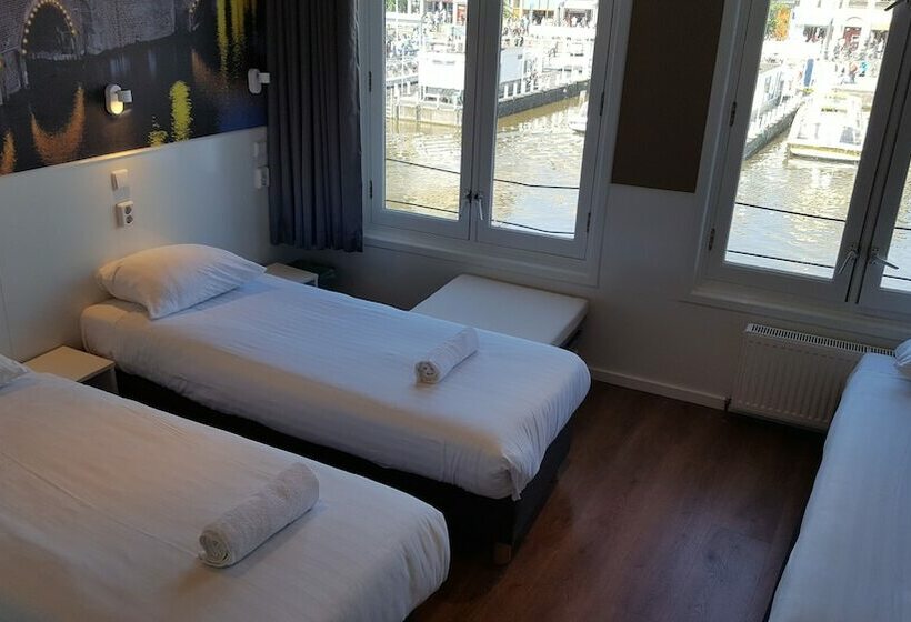 חדר סטנדרט לשלושה, Old Quarter