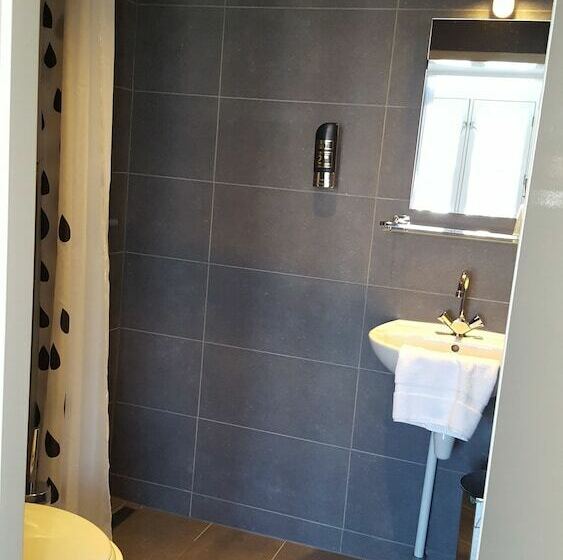 חדר סטנדרט לשלושה, Old Quarter