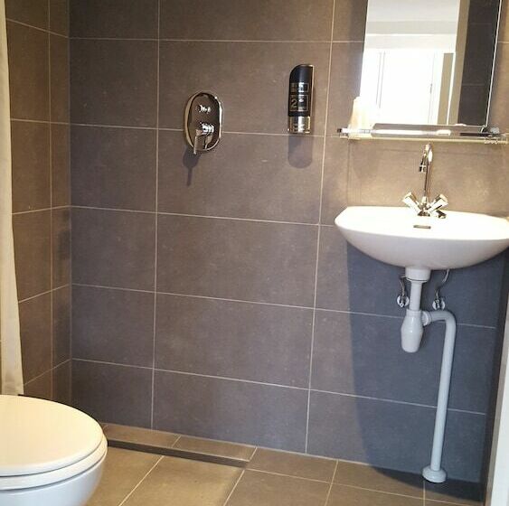 חדר סטנדרט לשלושה, Old Quarter