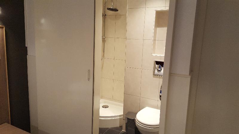 חדר סטנדרט לשלושה, Old Quarter