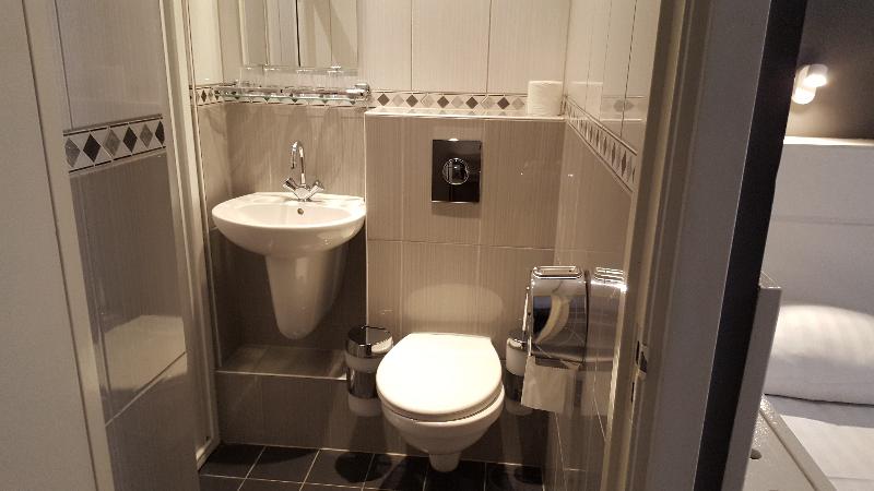 חדר סטנדרט לשלושה, Old Quarter