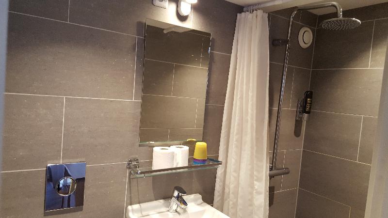 חדר סטנדרט לשלושה, Old Quarter