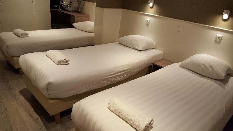 חדר סטנדרט לשלושה, Old Quarter