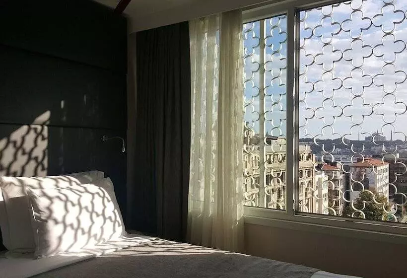 اتاق اکونومی, The Purl Boutique