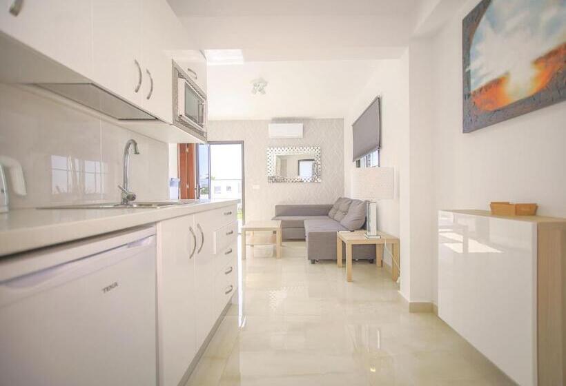 شقة غرفتين, Club Atlántico